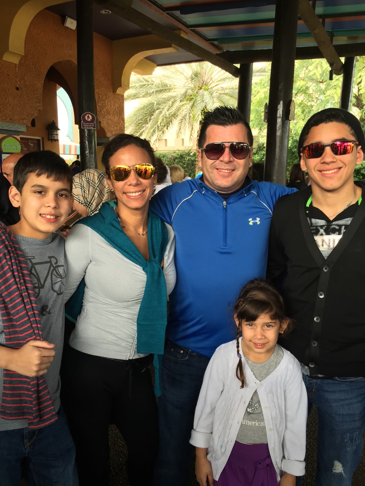 Uno de los momentos más felices de su vida fue cuando cantó en Carnegie Hall, su cantante favorito es Alejandro Sanz y colecciona billetes de otros países.