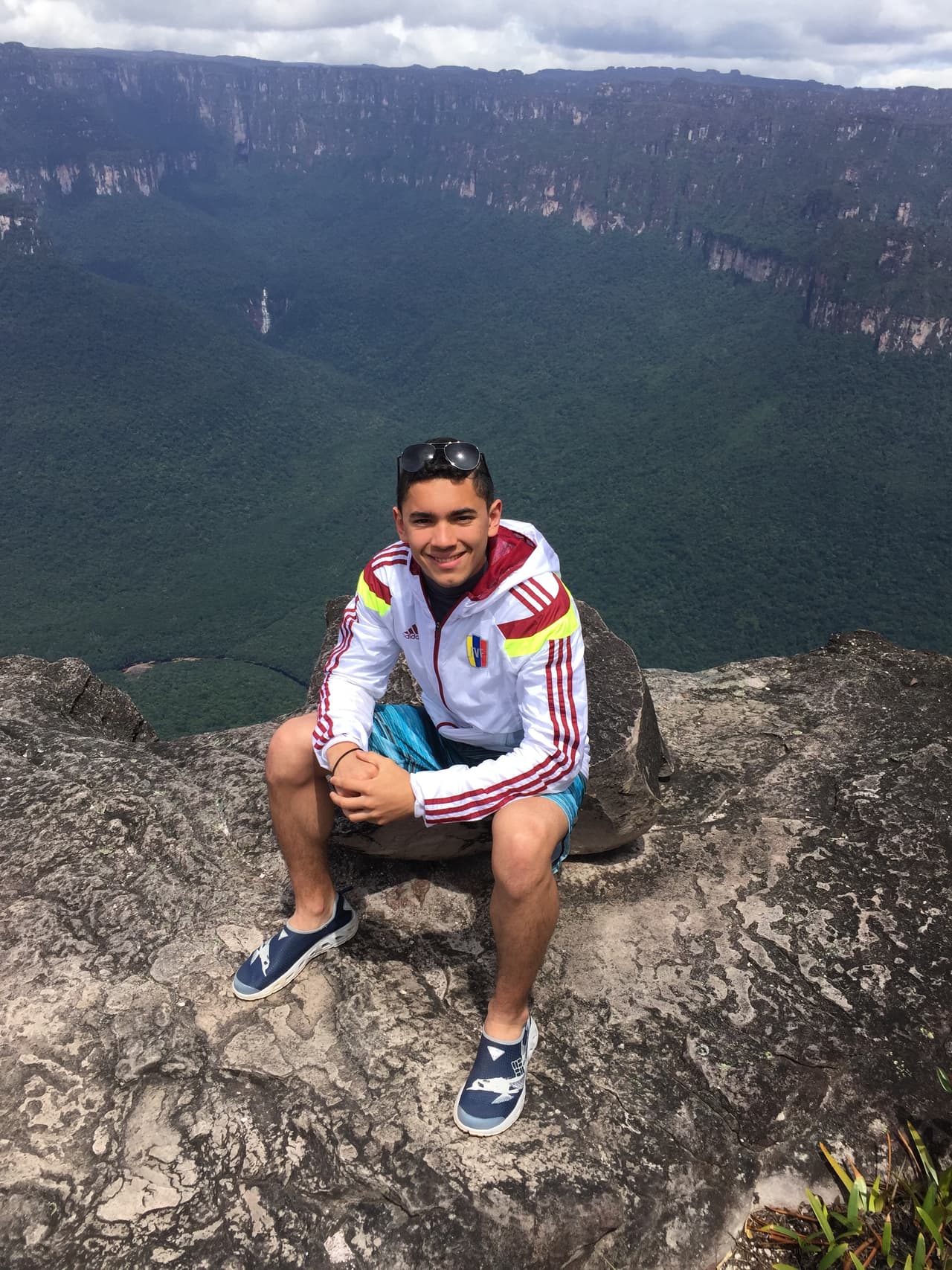 Uno de los momentos más felices de su vida fue cuando cantó en Carnegie Hall, su cantante favorito es Alejandro Sanz y colecciona billetes de otros países.