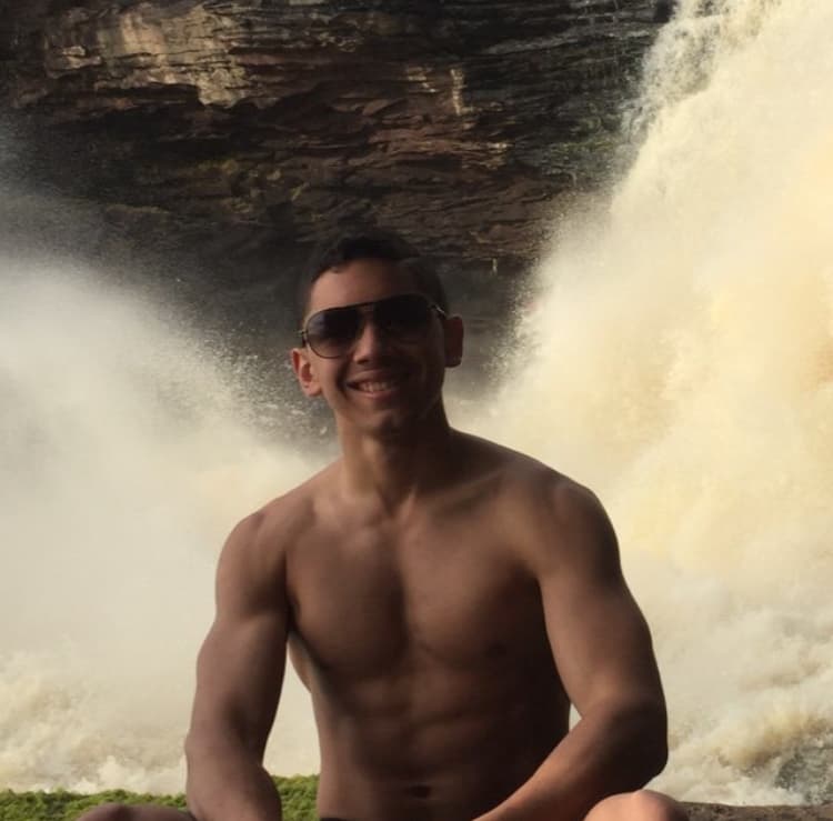 Uno de los momentos más felices de su vida fue cuando cantó en Carnegie Hall, su cantante favorito es Alejandro Sanz y colecciona billetes de otros países.