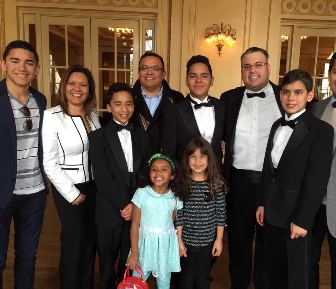 Uno de los momentos más felices de su vida fue cuando cantó en Carnegie Hall, su cantante favorito es Alejandro Sanz y colecciona billetes de otros países.