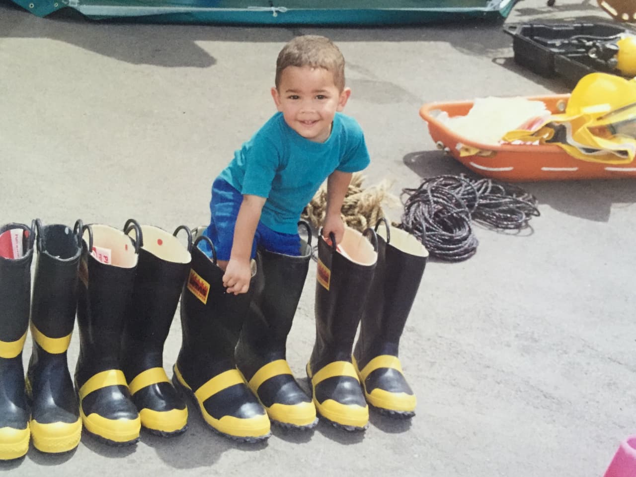 Uno de los momentos más felices de su vida fue cuando cantó en Carnegie Hall, su cantante favorito es Alejandro Sanz y colecciona billetes de otros países.