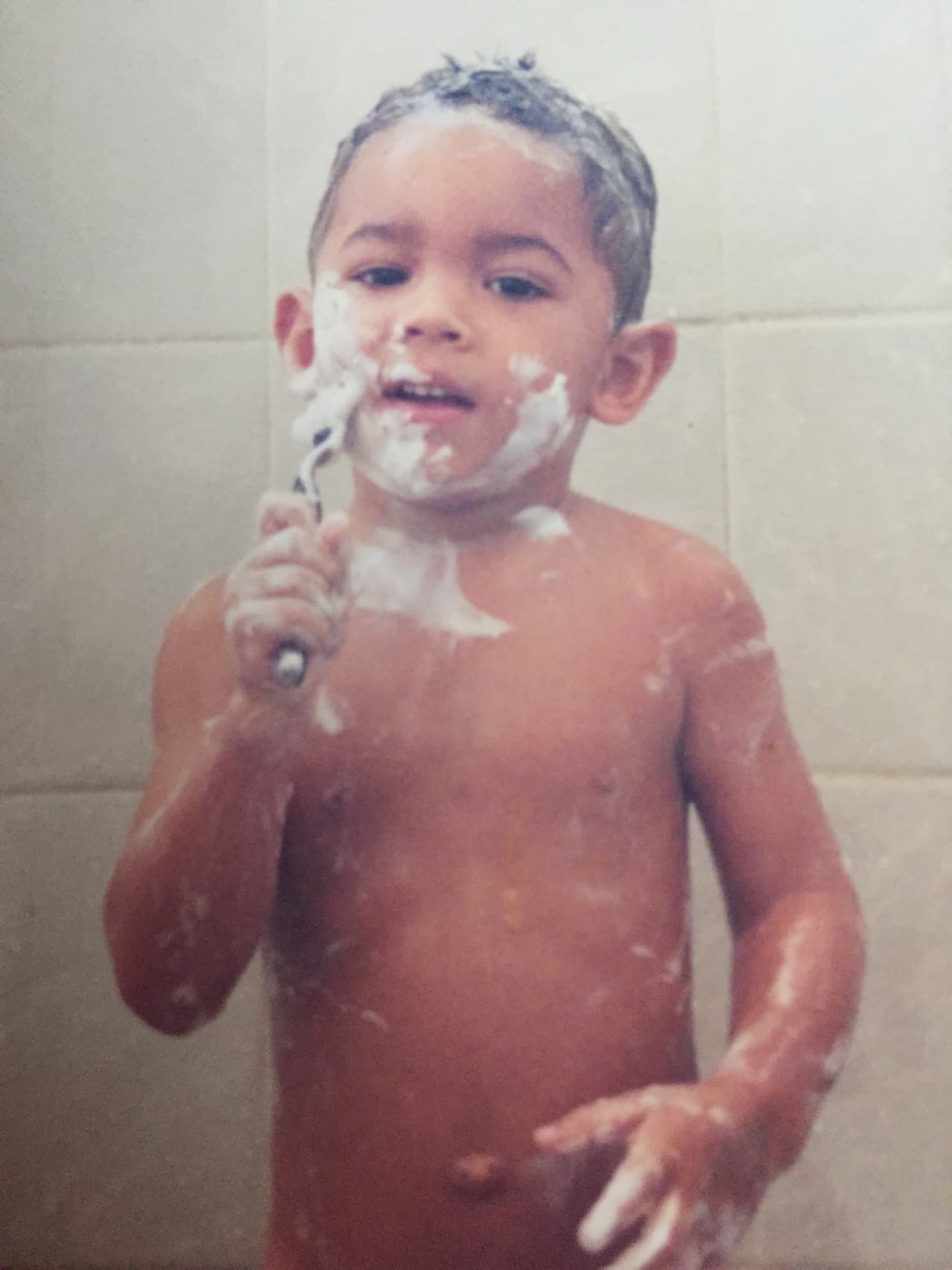 Uno de los momentos más felices de su vida fue cuando cantó en Carnegie Hall, su cantante favorito es Alejandro Sanz y colecciona billetes de otros países.