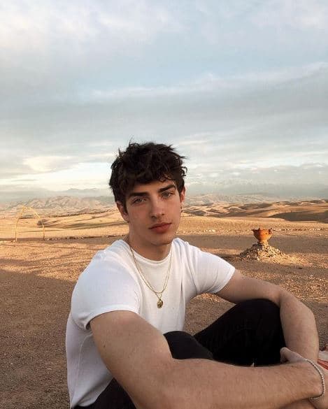 En realidad Manu tiene 23 años y ha hecho una carrera frente a las cámaras desde 2010 cuando participó en ‘Cántame una canción’, desde entonces ha destacado en la música y la actuación.