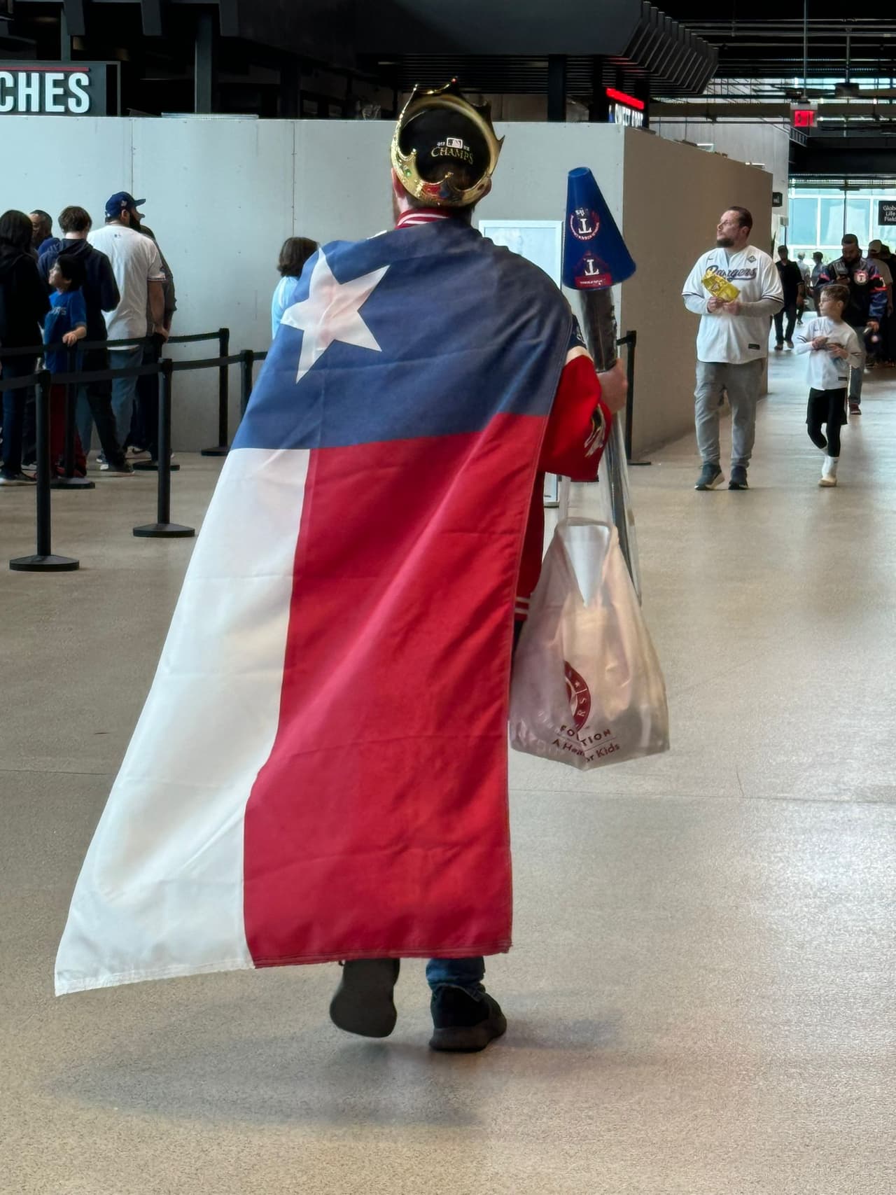 Fans siguen festejando el título de la Serie Mundial de los Texas Rangers.
