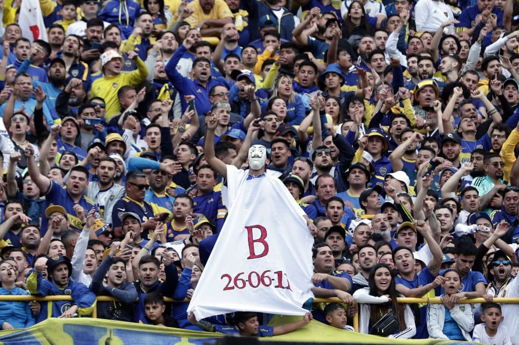 Darío Benedetto, con un cabezazo en el segundo tiempo, anotó el gol con el que Boca Junior le ganó el superclásico por 1-0 a River Plate y se puso a apenas dos puntos del líder, Atlético Tucumán.