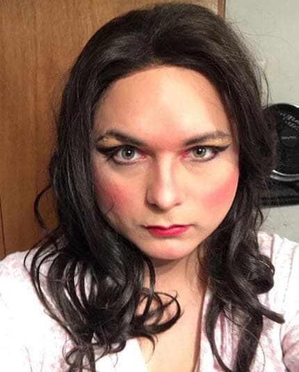 El actor y productor reconoció que, a manera de juego, él colgó esta imagen en su Instagram donde escribió: "Hasta de mujer me veo guapo". Sin embargo, los internautas comenzaron a criticarlo sin saber que se trataba de una caracterización para su obra teatral. 
<br>