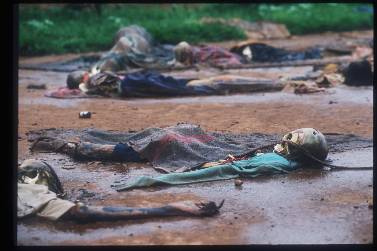 Los restos de cientos de tutsis asesinados en una misión católica de Rukara, en el este de Ruanda, en abril de 1994. Hutus moderados también fueron víctimas de la masacre y al menos 250,000 mujeres ruandesas fueron violadas.