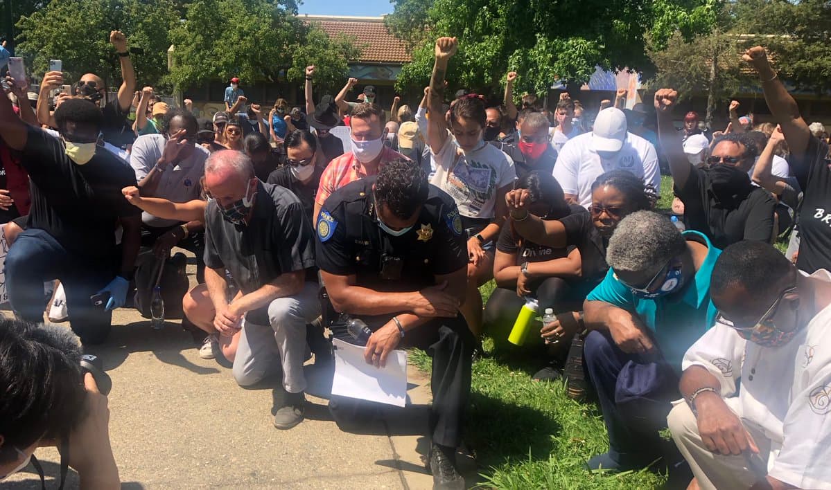 Cientos de personas se unen a la 'Marcha de Solidaridad' en Sacramento