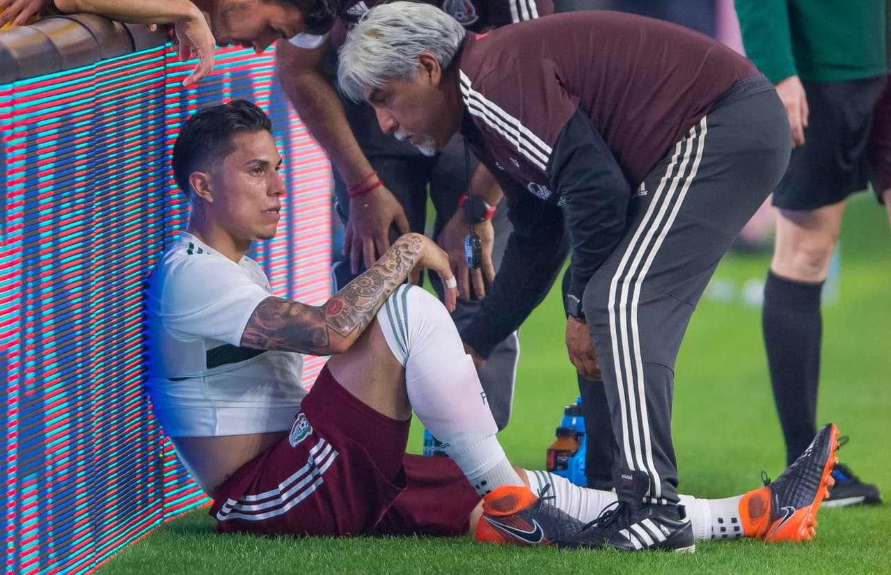 Carlos Salcedo salió lesionado de la clavícula ante Croacia