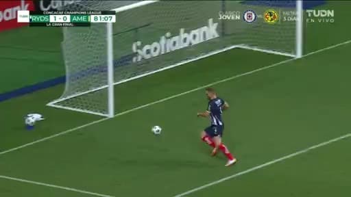 ¡Se salva el América! Cáceres saca en la línea el tiro del 'Toro' Janssen