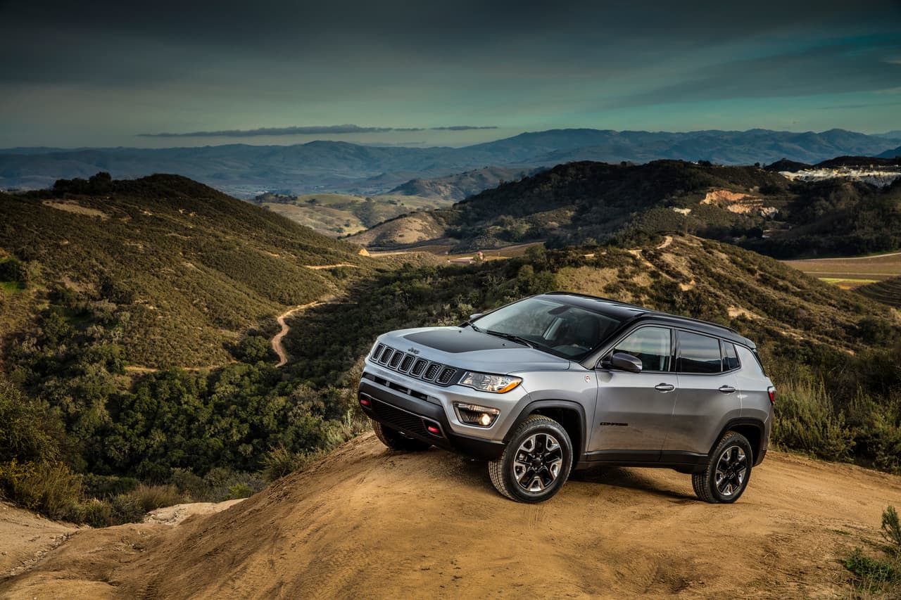 <b>Jeep Compass </b>
<br>Totalmente renovada llegó
<a href="http://uni.vi/Qb89100SSHI" target="_blank">este Jeep con varias opciones de equipamiento </a>y el objetivo de ajustarse a cualquier necesidad de sus clientes, desde las básicas hasta otras más lujosas como la Limited y Trailhawk. Pueden elegirse cinco motores (tres de gasolina y dos diesel) y tres transmisiones (automática o manual de seis velocidades y otra automática de nueve cambios).