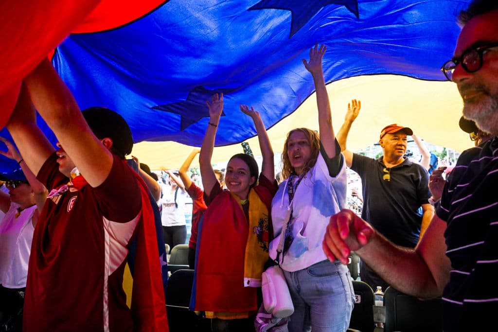 A diferencia de la polarizada campaña electoral de Estados Unidos, en el encuentro de Miami líderes electos de la ciudad de todas las afiliaciones partidistas se unieron en la tarima y prometieron "luchar juntos en apoyo a los venezolanos".