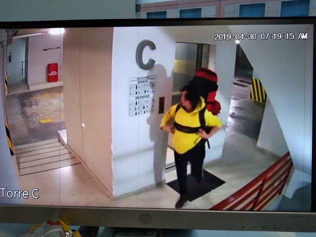 La imagen de Alvarado captada por la cámara de seguridad, justo al salir de su casa rumbo a la montaña.