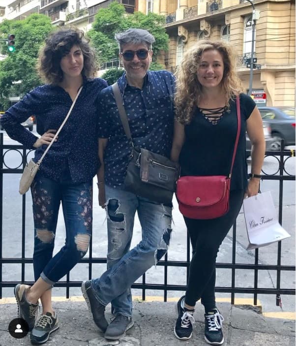 "Gimena mía, si papá viviera en esa hermosa estampa, hoy estaría contigo abrazándote y celebrando tu vida. Él 
<b><a href="https://www.univision.com/famosos/diego-verdaguer-hijas-gimena-y-ana-victoria-una-no-es-de-amanda-miguel" target="_blank">siempre te procuro y amo profundamente</a></b>", escribió la también hija de Amanda Miguel este sábado 19 de febrero junto a esta foto en la que aparece junto a su media hermana y con Diego Verdaguer. 
<br>