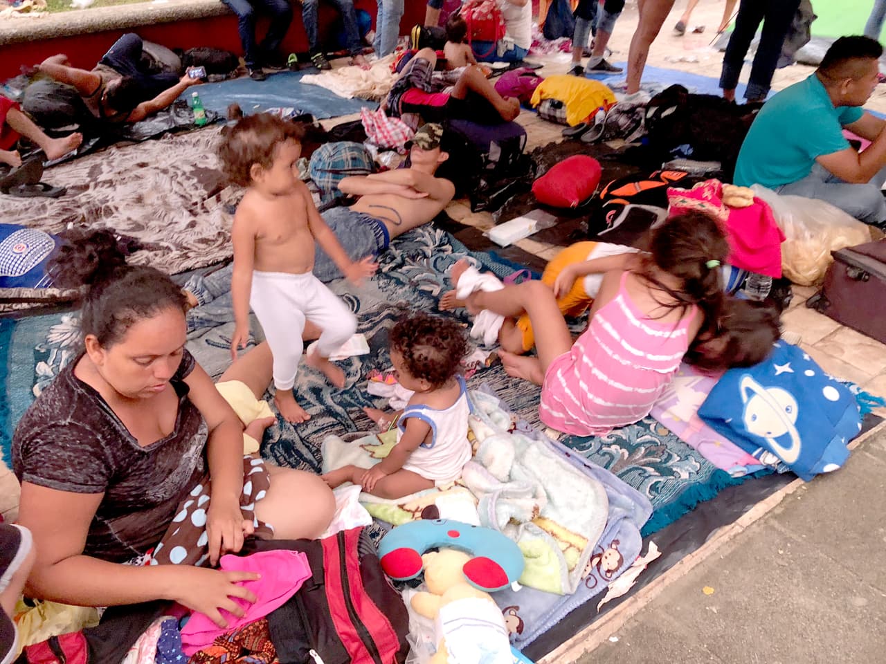 Los pequeños descansan a medias en los campamentos que han improvisado sus padres en el camino. Según algunos medios, al llegar a México había unos 2,000 niños en la caravana.