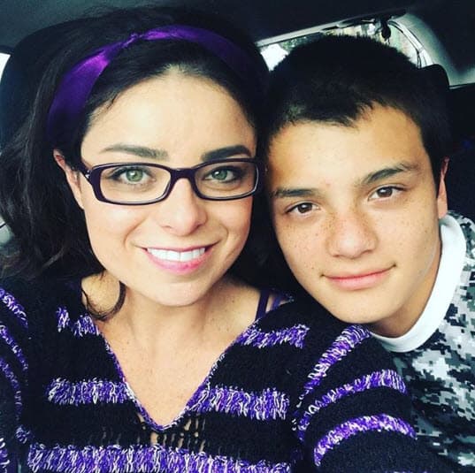 “Parte importante de que yo no me hundiera en ese momento de mi vida fue Raúl, su amistad para mí en ese momento fue crucial, me decía, ‘no, no te deprimas, vente, vámonos aquí, vamos a comer’, y de pronto entre las charlas y poder convivir más, así fue como nos reencontramos para darnos cuenta de que queríamos estar juntos”, explicó.
<br>