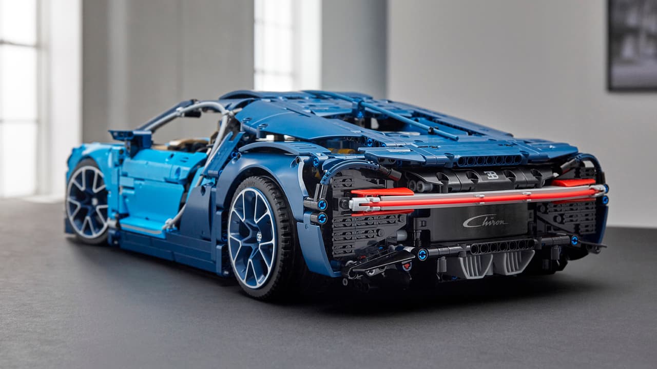 Cada pieza exterior busca reflejar, a su manera, la aerodinámica del modelo de producción. Está integrado por 3,599 piezas, las cuales dan como resultado un auto escala 1:8.