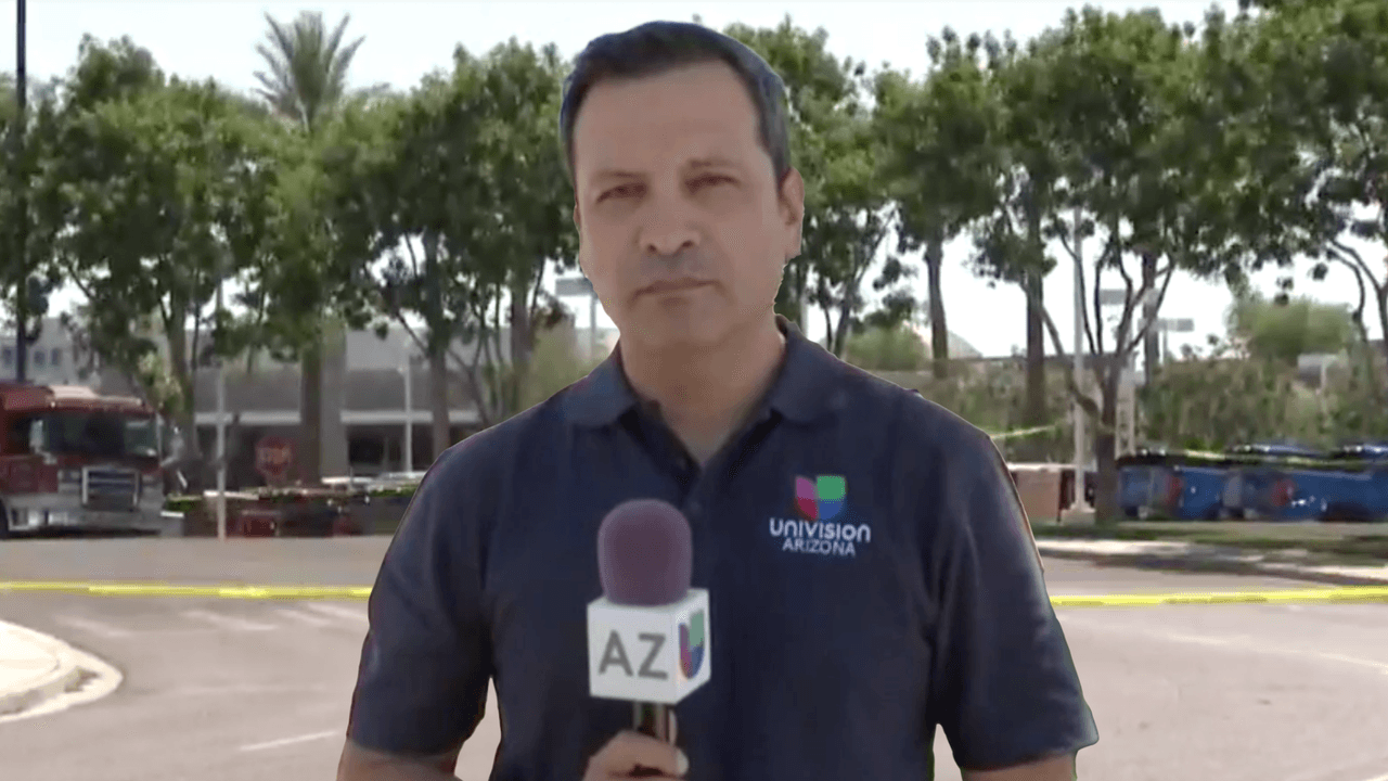 Abogados piden la devolución del celular decomisado al presentador de Univision Arizona, León Felipe González, por parte de la policía