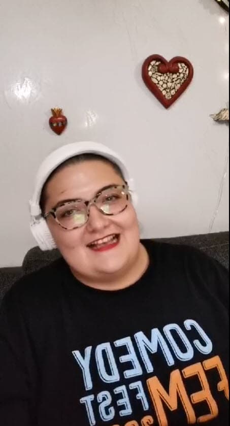 Según su testimonio, en los camerinos de Televisa había unos paneles en el techo que podían moverse y dejaban una abertura.