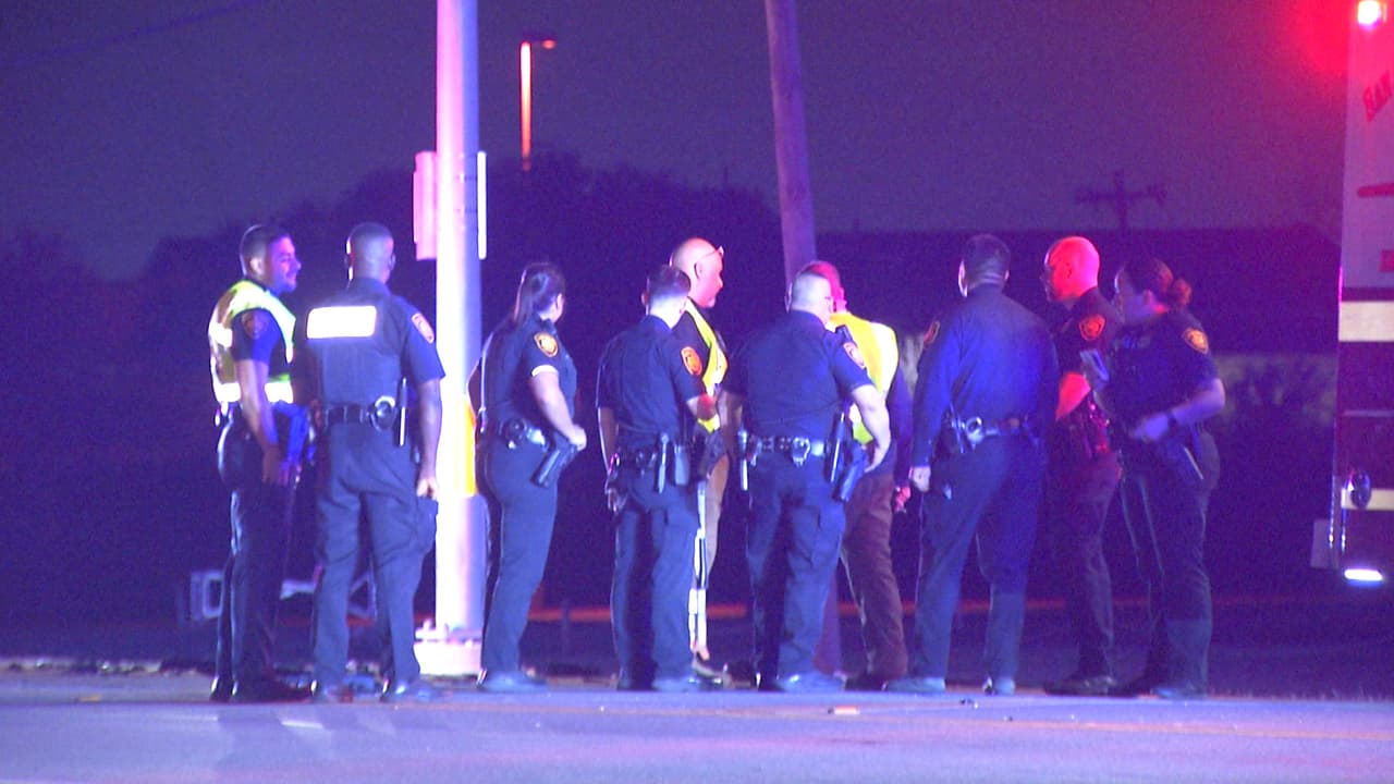 El auto quedó totalmente destrozado de la parte delantera.
<br>
<br>El conductor fue trasladado al Hospital Sammc con heridas graves y se le realizarían las pruebas para determinar si manejaba bajo los efectos del alcohol.