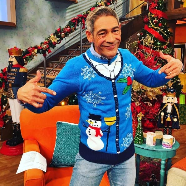 Johnny celebrando en el programa su cumpleaños número 49.