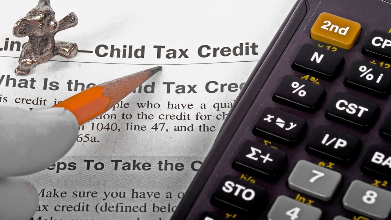 Con todo, el crédito de este año podría reducir su factura de impuestos, o aumentar su reembolso, hasta $ 
<b>4,000 </b>para un dependiente u $8,000 para dos o más. Antes de 2021, el crédito solo lo habría hecho por $1,050 o $2,100, respectivamente.