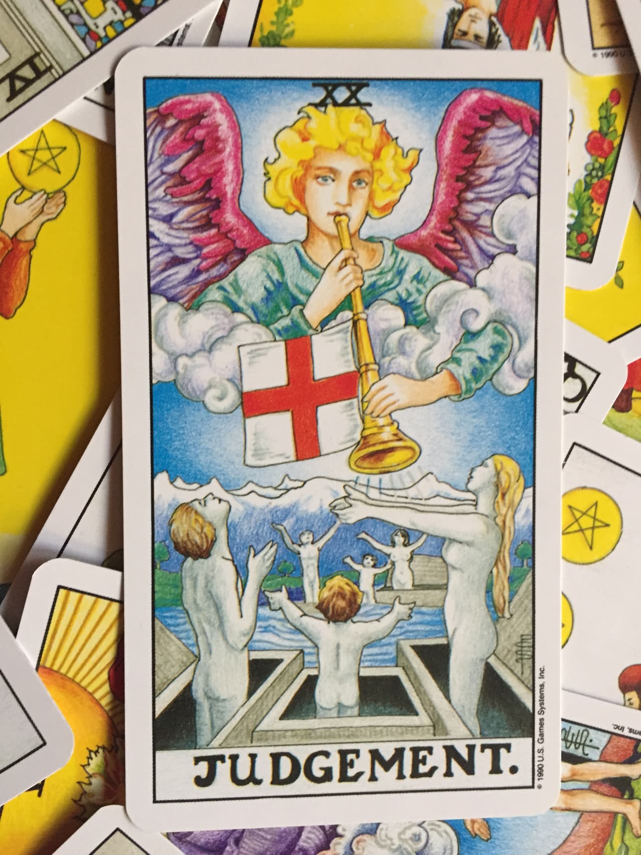 Así, el Juicio anuncia que es tiempo de cambio. Viene alguna nueva situación, una transición de algo que tal vez ha estado estancado o en espera durante un largo tiempo. Tal vez una modificación en tus hábitos o en tu filosofía de vida. Hay que renovarse y dar la bienvenida a los cambios que tal vez nos asustan o queremos impedir.