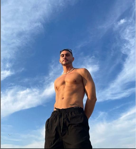 Alejandro Speitzer sin camisa