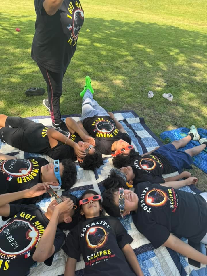 La emoción de muchos niños al ver el eclipse total solar es evidente.