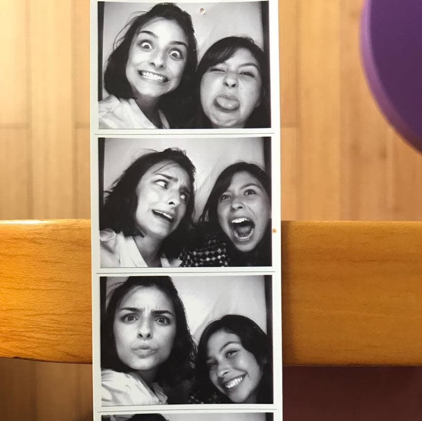 "
<b>Ella es Mich mi hermana </b>y hoy es su cumpleaños... es hija de nuestra mamá y su papá", explicó con humor al inicio de su mensaje.
<br>