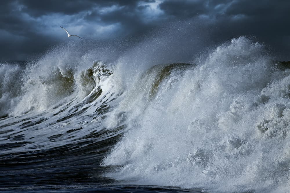 Estas nubes provocan en el lugar vientos de hasta 170 millas de hora que descienden directamente al mar y provocan tormentas y olas de hasta 15 metros de altura, por lo que cualquier nave, avión o embarcación que tenga la pésima suerte de pasar por ahí en esos momentos, está en grave peligro.
