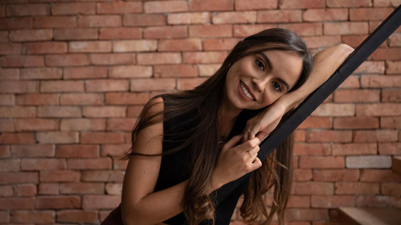 Sonia integra la cultura local en la oferta turística, diseñando itinerarios que permiten a los visitantes sumergirse en la vida dominicana y dejar una huella positiva en la comunidad.