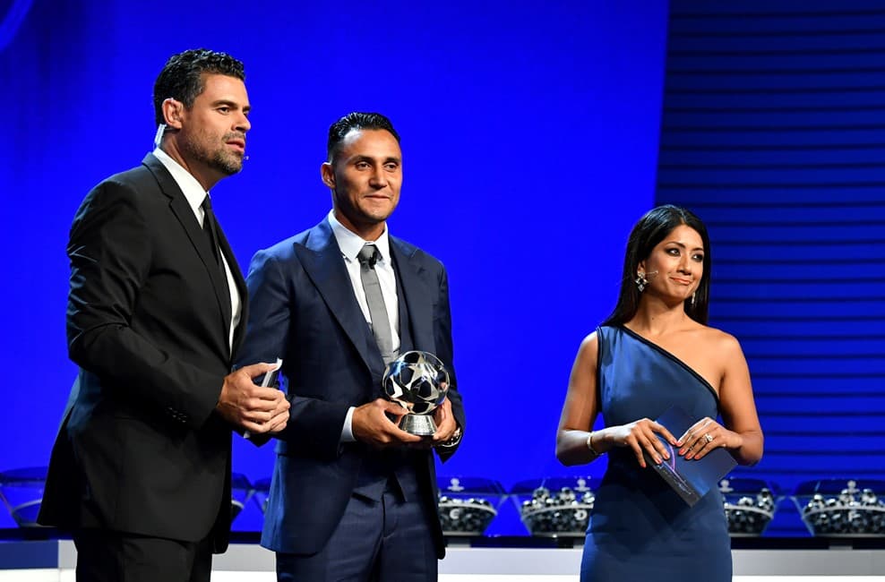 Con mucha alegría, el portero del Real Madrid subió a la tarima y expresó sus sentimientos, al tiempo que le agradeció a sus compañeros de equipo por el trabajo que hacen con él para evitar los goles.