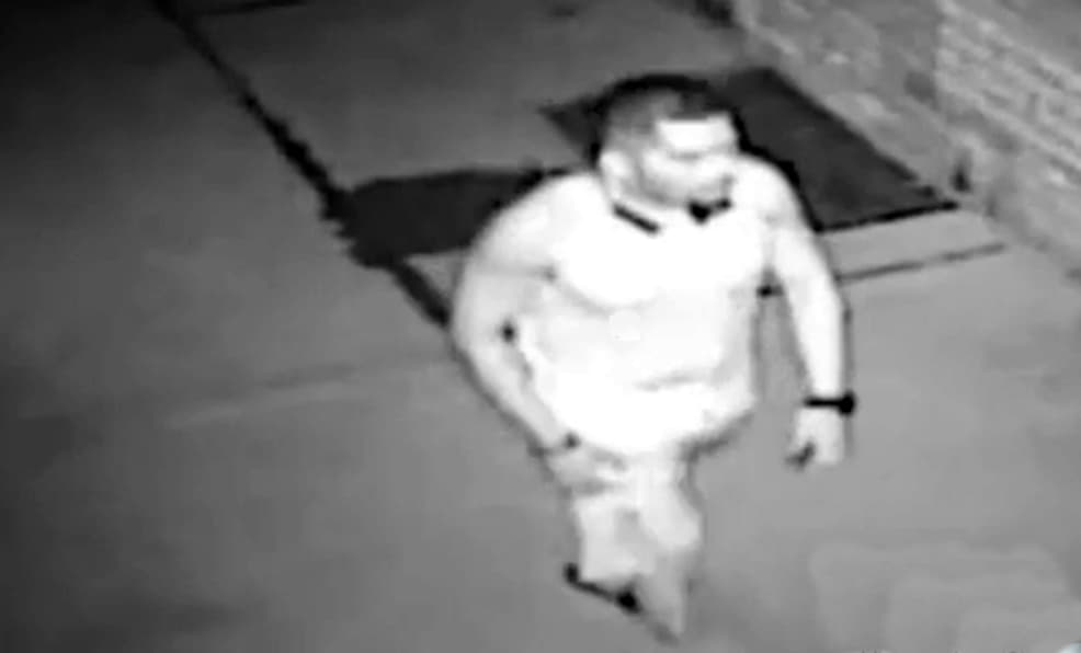 Hispano se satisface sexualmente frente a familias de El Bronx