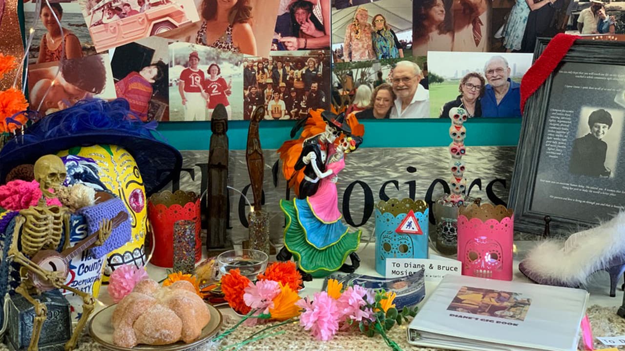 Las ofrendas del altar deben contener una serie de elementos como la comida y bebida favorita del difunto, así como fotografías para invitar al ser querido a que regrese del mundo de los muertos.