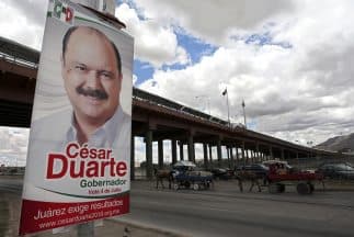Un cartel con la imagen del exgobernador de Chihuahua, César Duarte.