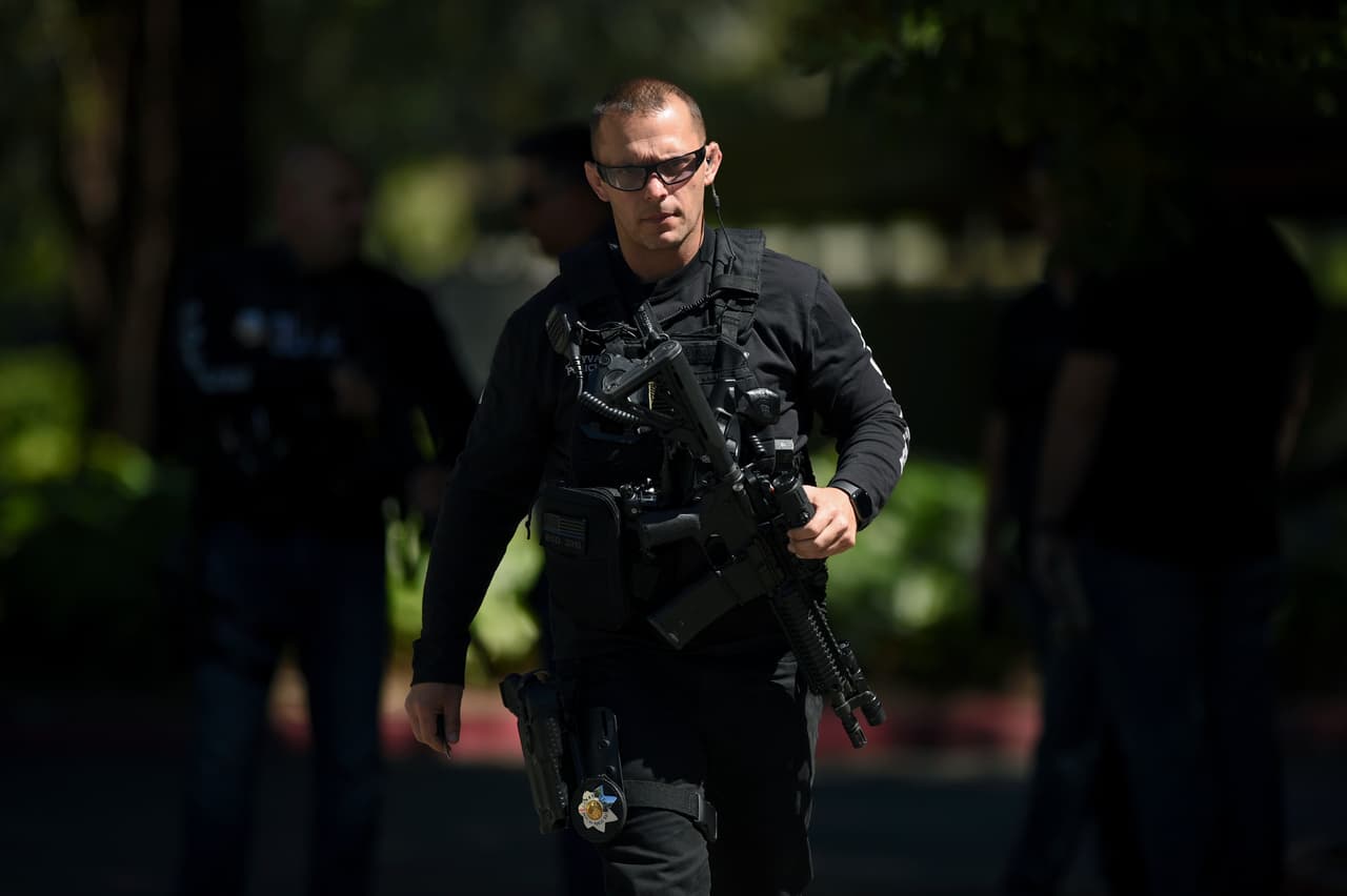 La madre de Peoples explicó que su hijo sufrió "un episodio grave" en el 2015 debido al 'PTSD' que padece. La agencia AP habló con funcionarios del Pentágono que confirmaron que el detenido formó parte de las Fuerzas Armadas, sin embargo no hicieron comentarios sobre su condición mental o el padecimiento de 'PTSD'.