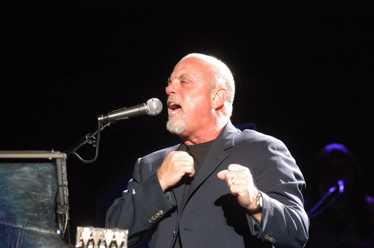 La reina soy yo' traicioneGracias a ello, el cantante fue declarado en bancarrota y para no quedarse en la calle vendió sus propiedades. Y aunque la corte falló a su favor, Weber se declaró insolvente y le pagó poco más de la mitad de lo que hurtó cuando el cantante le dio su total confianza.