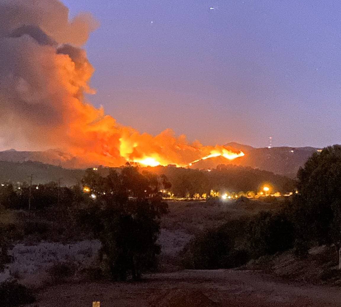 Incendio María consume 8,730 acres y amenaza 1,800 estructuras en Santa Paula