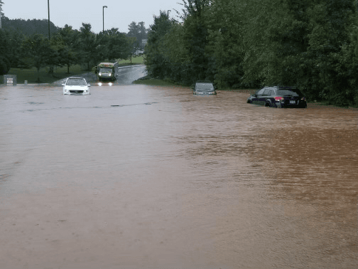 El Departamento de Policía de Raleigh compartió las imágenes de varias calles inundadas tras las fuertes lluvias.