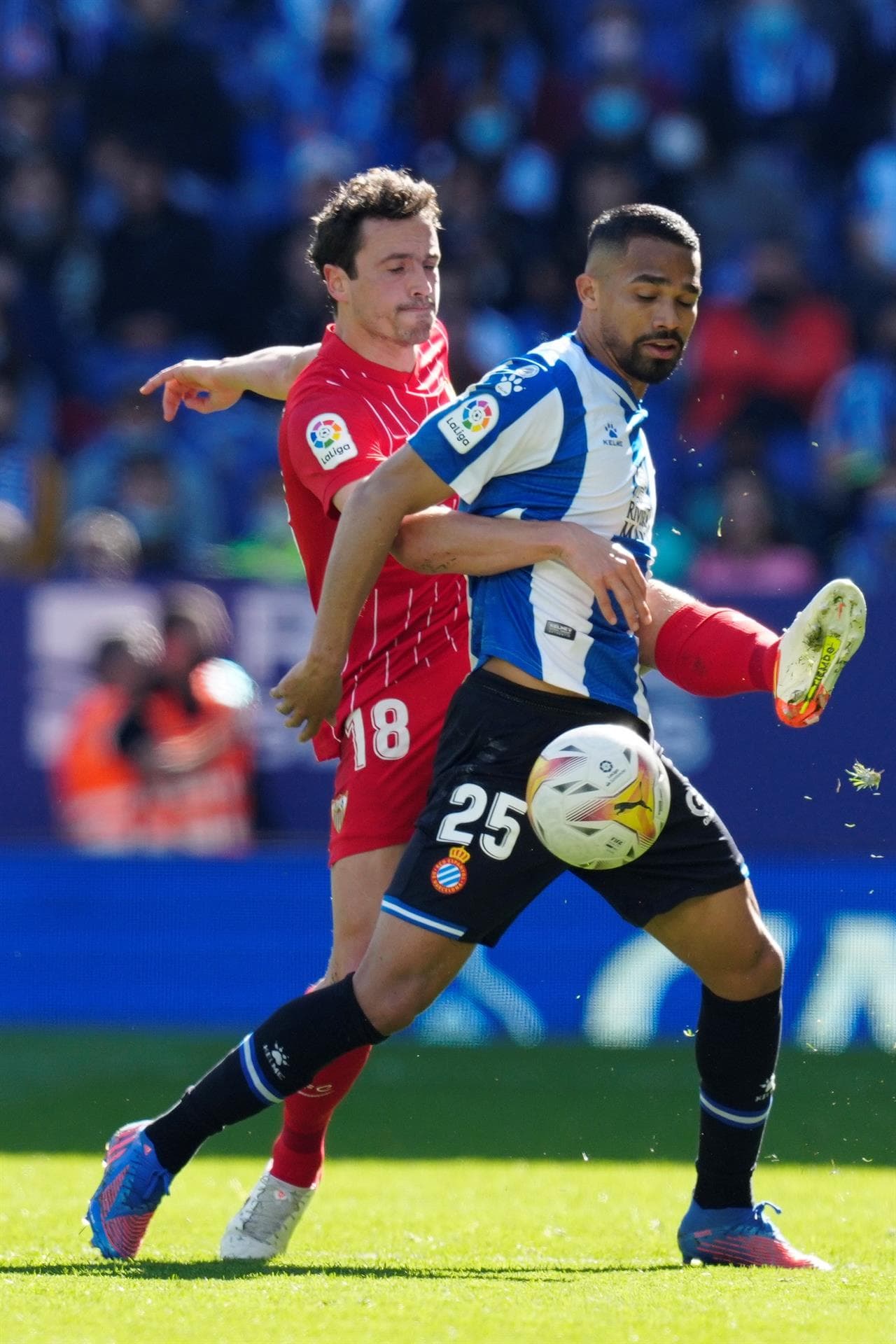 Sevilla y Espanyol empatan durante la Jornada 25 en La Liga con marcador 1-1. Rafa Mir abrió el marcador al minuto 36’ a favor de la visita, pero fue en la segunda mitad cuando Sergi Darder igualó el encuentro a los 50’; Jesús ‘Tecatito’ Corona fue titular y participó 70 minutos.