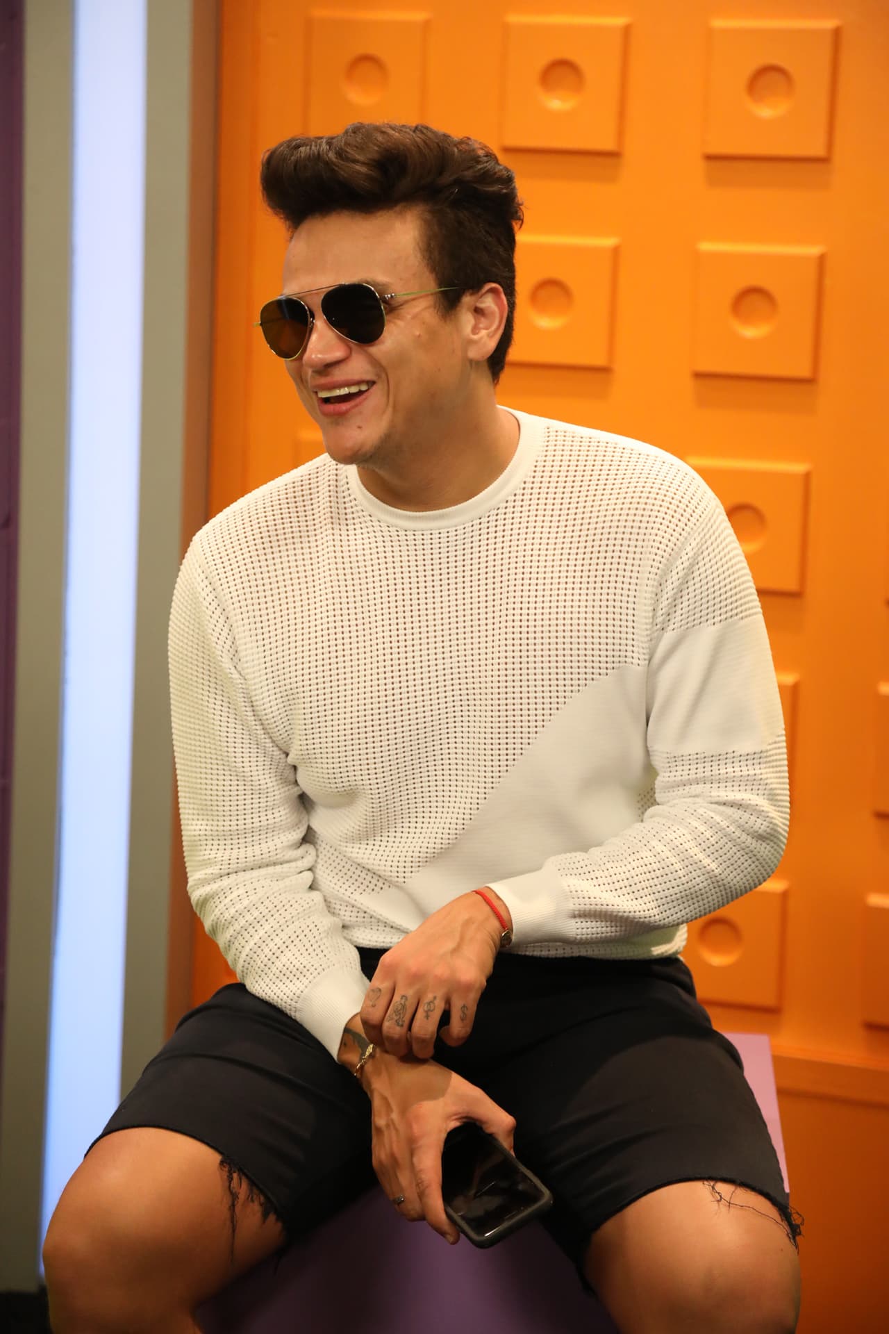 El vallenatero bromeó con los periodista en el set digital.