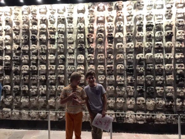 Luciano y Carlo, son niños estudiosos y llenos de oportunidades.