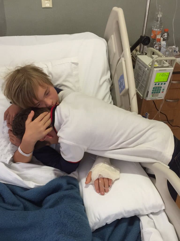 Tanto Lety como su hermano menor, Carlo, estuvieron muy el pendiente para que pronto se recuperara.