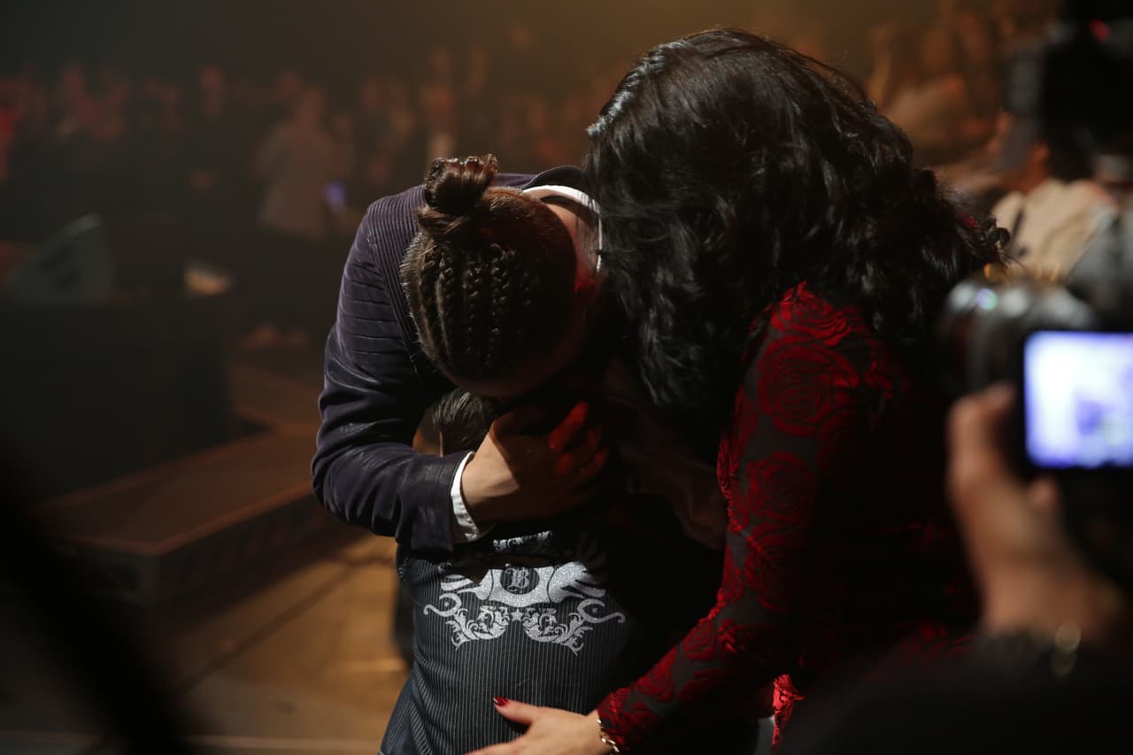 Brian se fundió en abrazos con su familia.