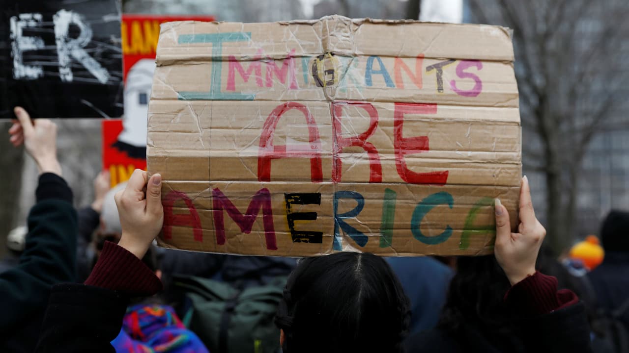 Juez federal le prohíbe al gobierno revocar permisos de trabajo de dreamers protegidos con DACA