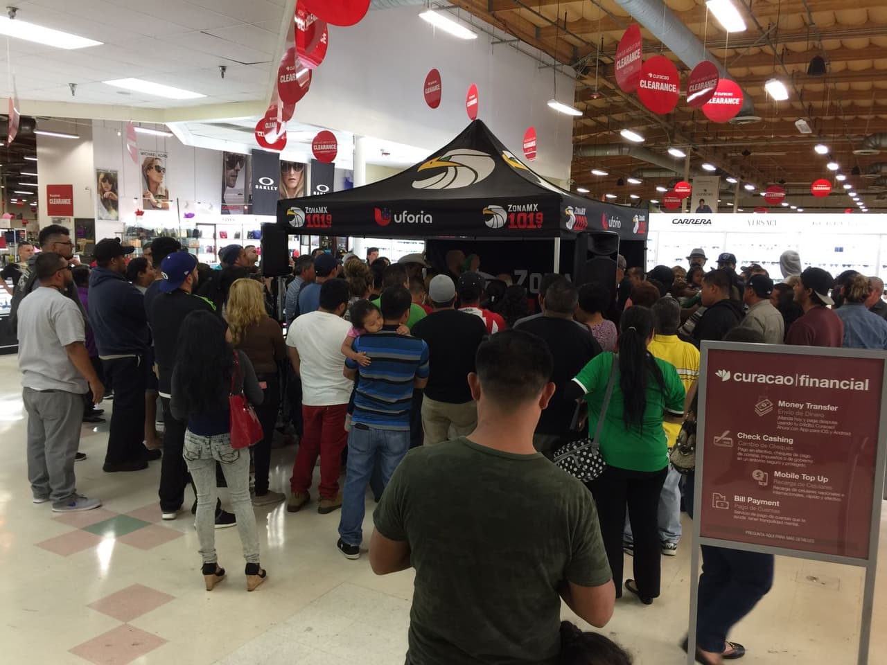 Raul 'El Pelón', Carla Medrano y El Feo vistieron de color verde las calles de Los Ángeles previo al partido de la selección de mexicana en esta ciudad.