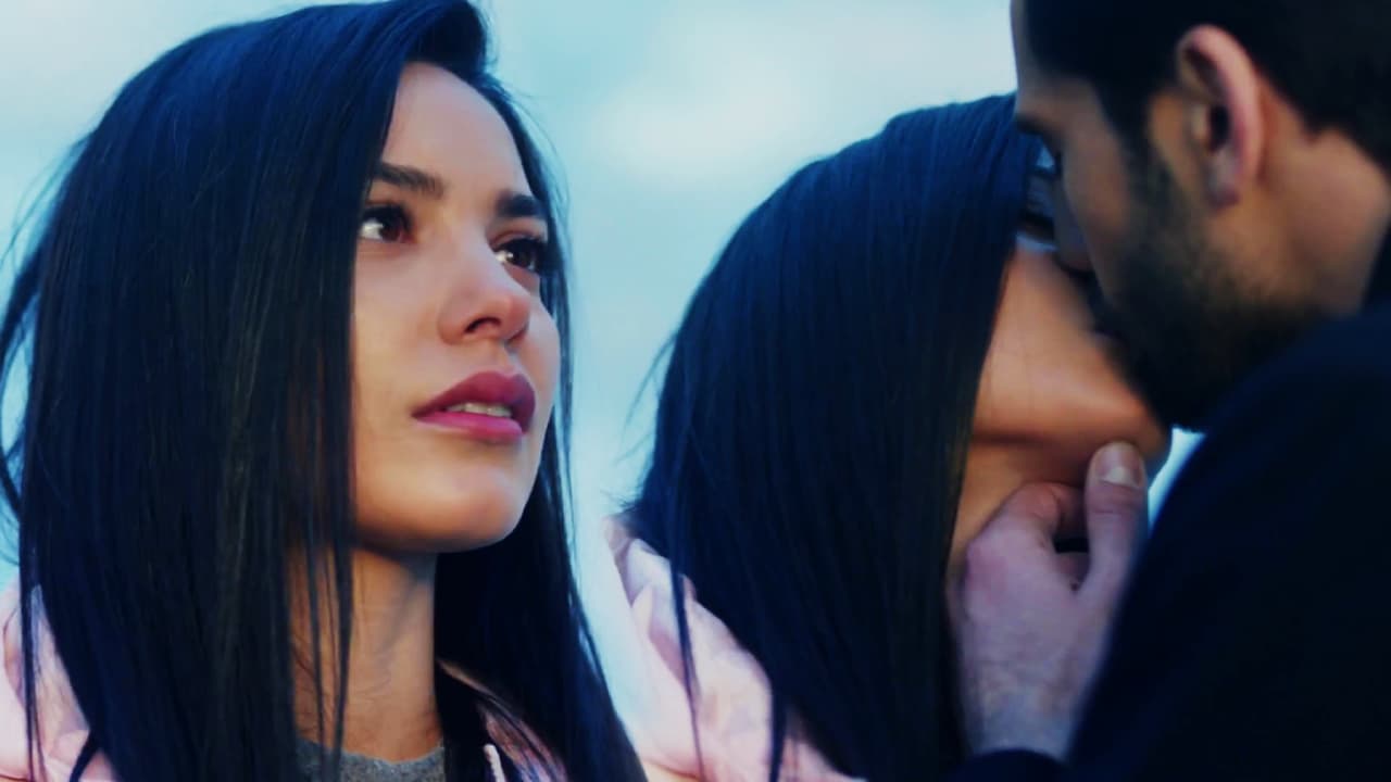 Para ello, Emir puso en marcha un nuevo plan y comenzó a seducir a su hermana Zeynep, quien quedó encantada con sus regalos y terminó por enamorarse de él y besarlo.