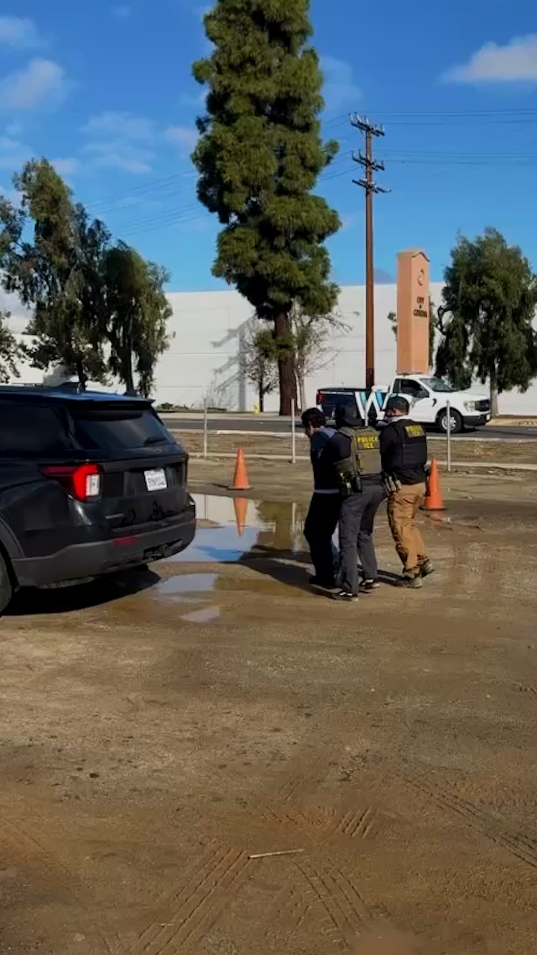 ICE detiene a un conductor y deja su camioneta abandonada