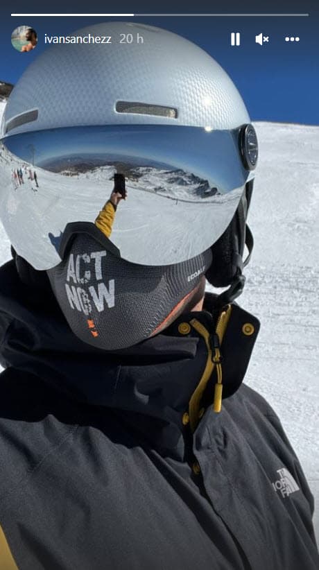 A decir de sus publicaciones, la pareja se encuentra de vacaciones esquiando en la nieve, pues el galán de telenovelas compartió esta imagen en sus historias de Instagram.
<br>